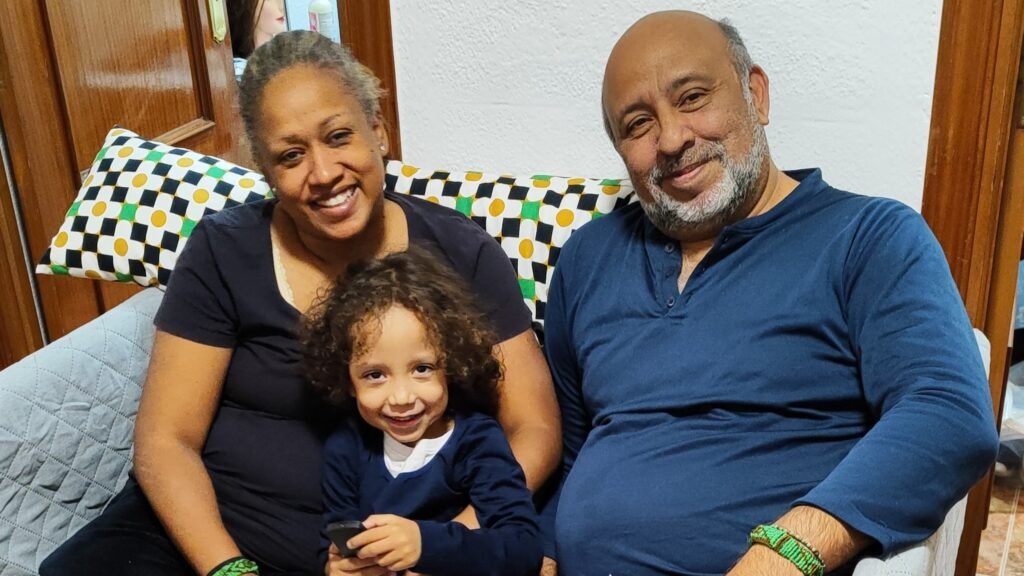 Recorte de la foto de llegada de Jennifer y familia