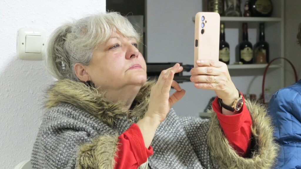 Nines haciendo fotos con el móvil