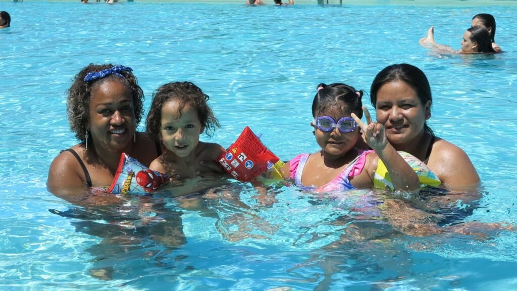 Valentina y Thiago con sus madres