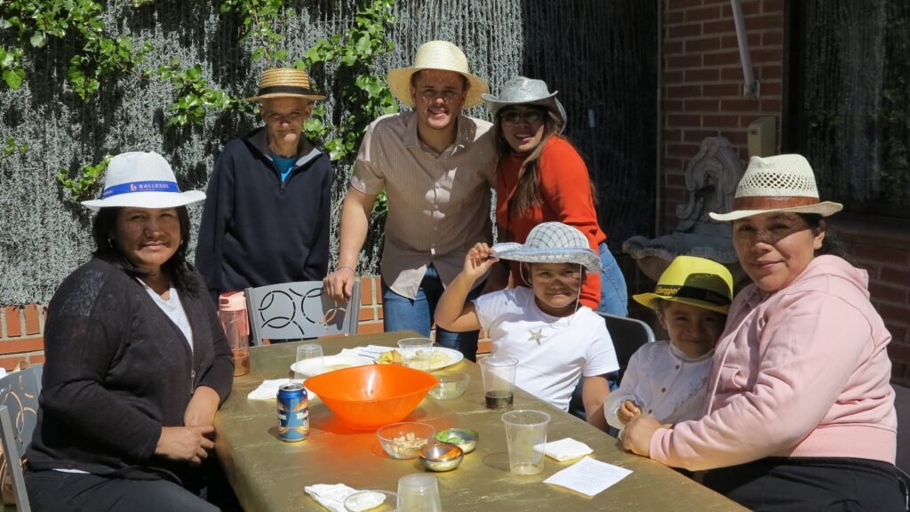 Grupo con sombreros para el sol