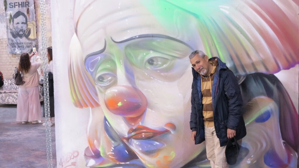 Eduardo con el payaso en la 95 Gallery
