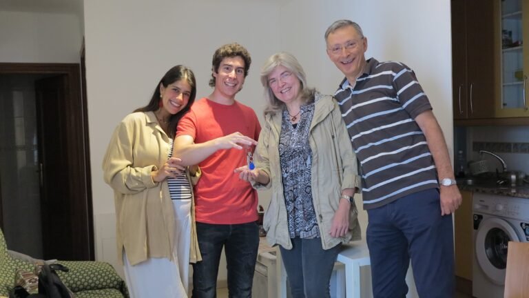 Javier y María entregan llaves de piso en Alcorcón