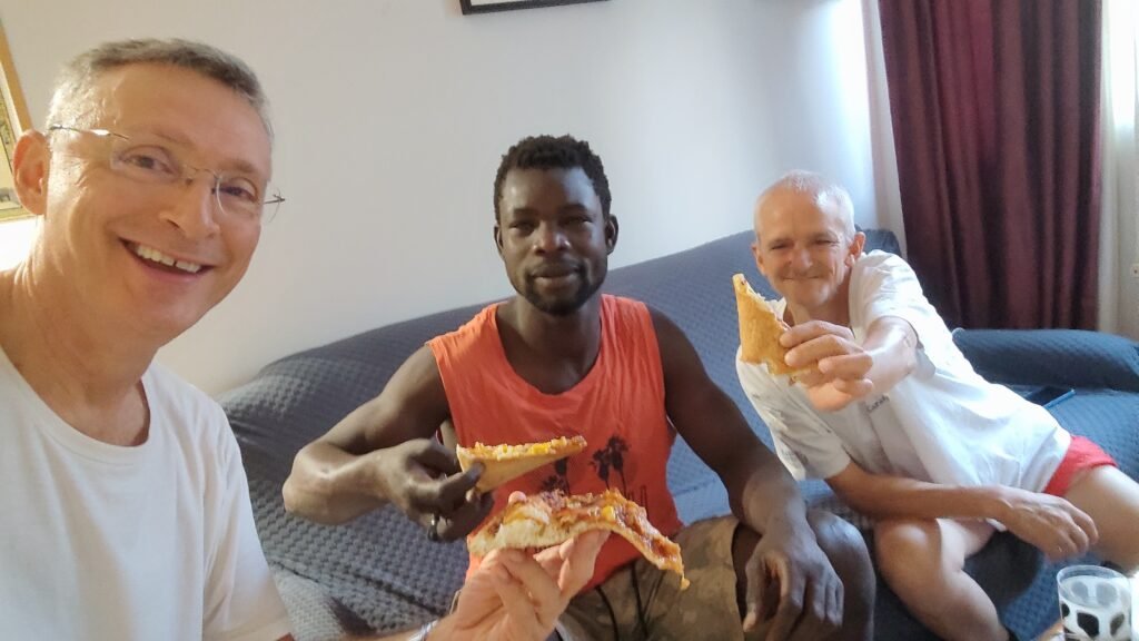 Tomando una buena pizza
