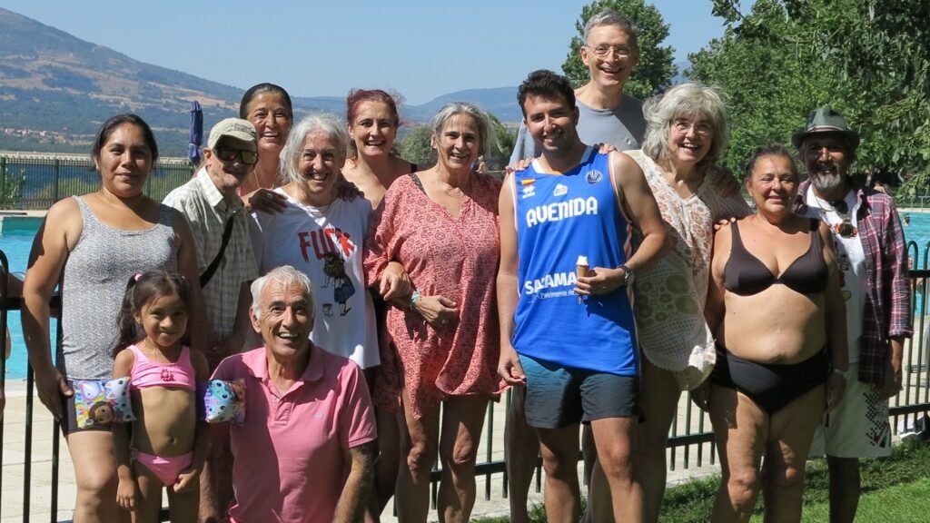 Grupo junto a la piscina