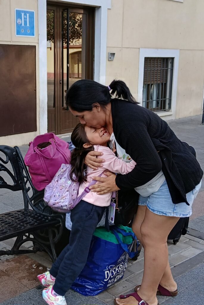 Milly y Valentina en la fase de acogida con Cruz Roja