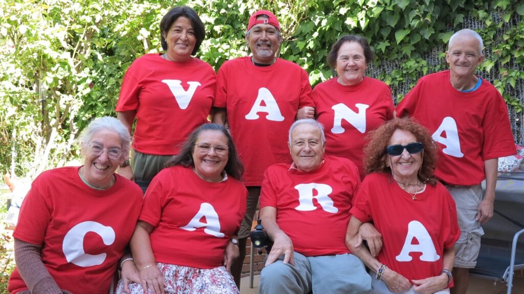 Recorte de grupo con camisetas con letras