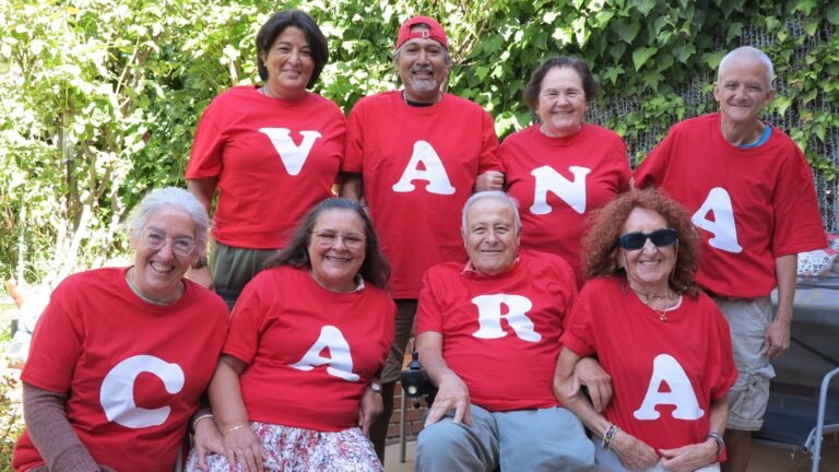 Recorte de grupo con camisetas con letras