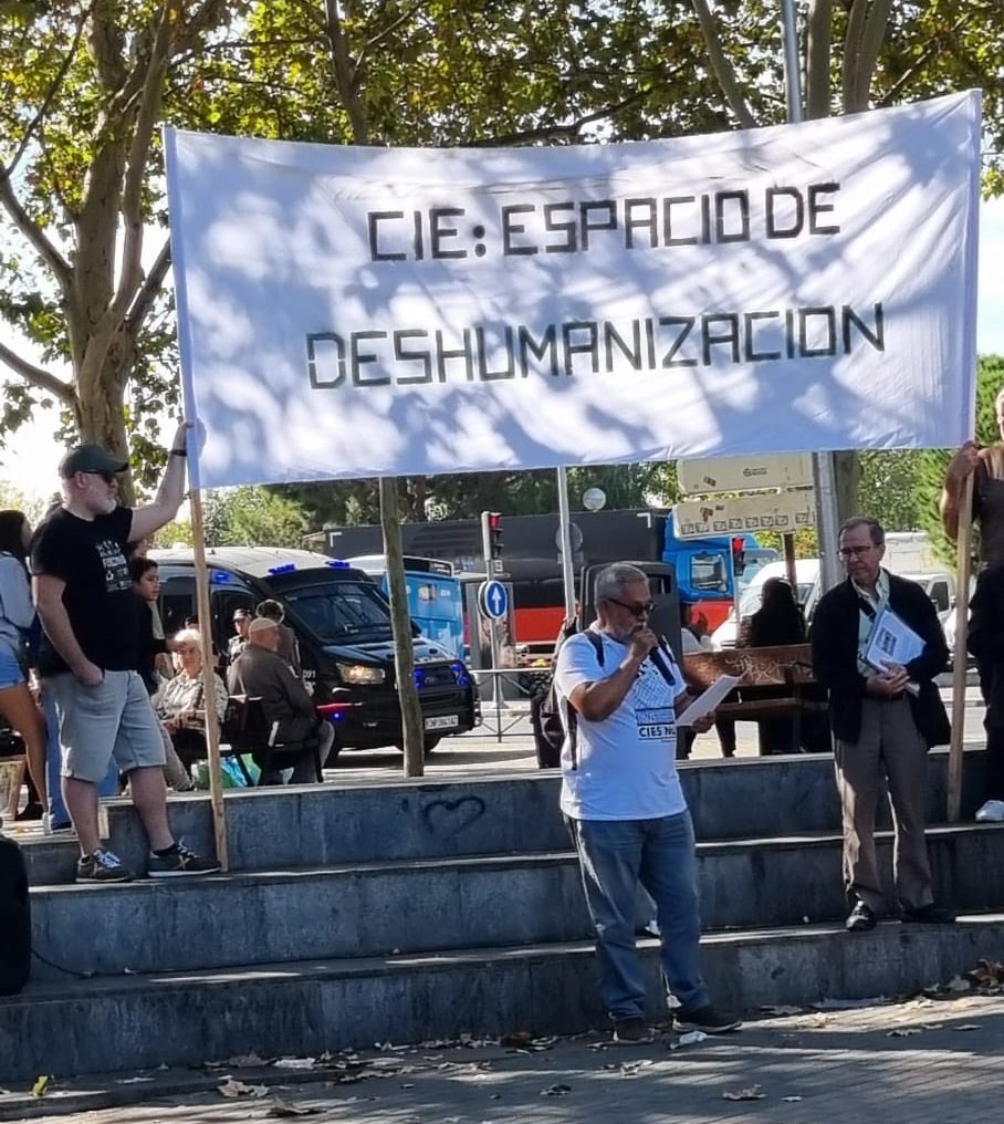 Pancarta y micrófono
