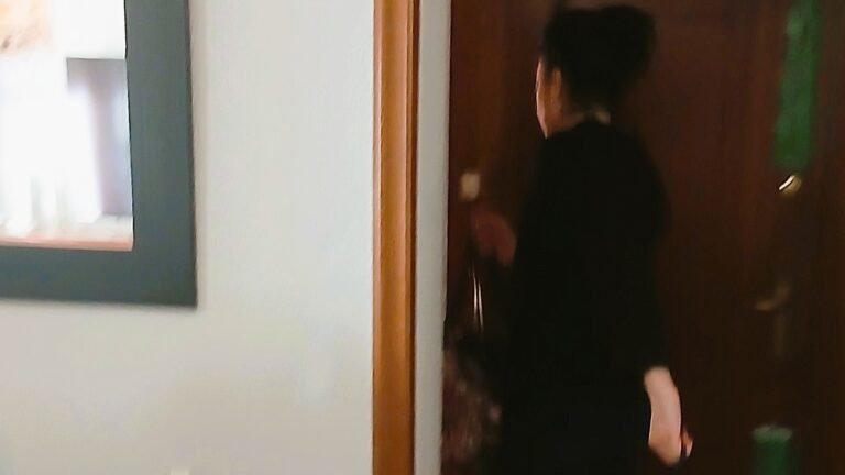 Susana entrando en su cuarto