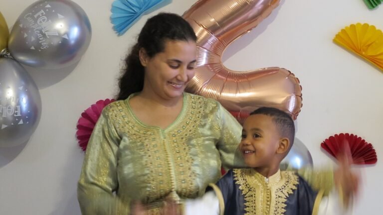 Sara y su hijo Saif para su segundo cumpleaños