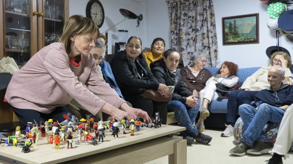 Anahí coloca playmobil