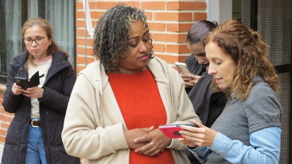 Eva ayuda a Jennifer