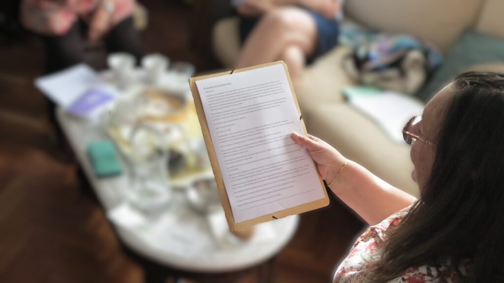 Isa lee uno de los relatos cortos