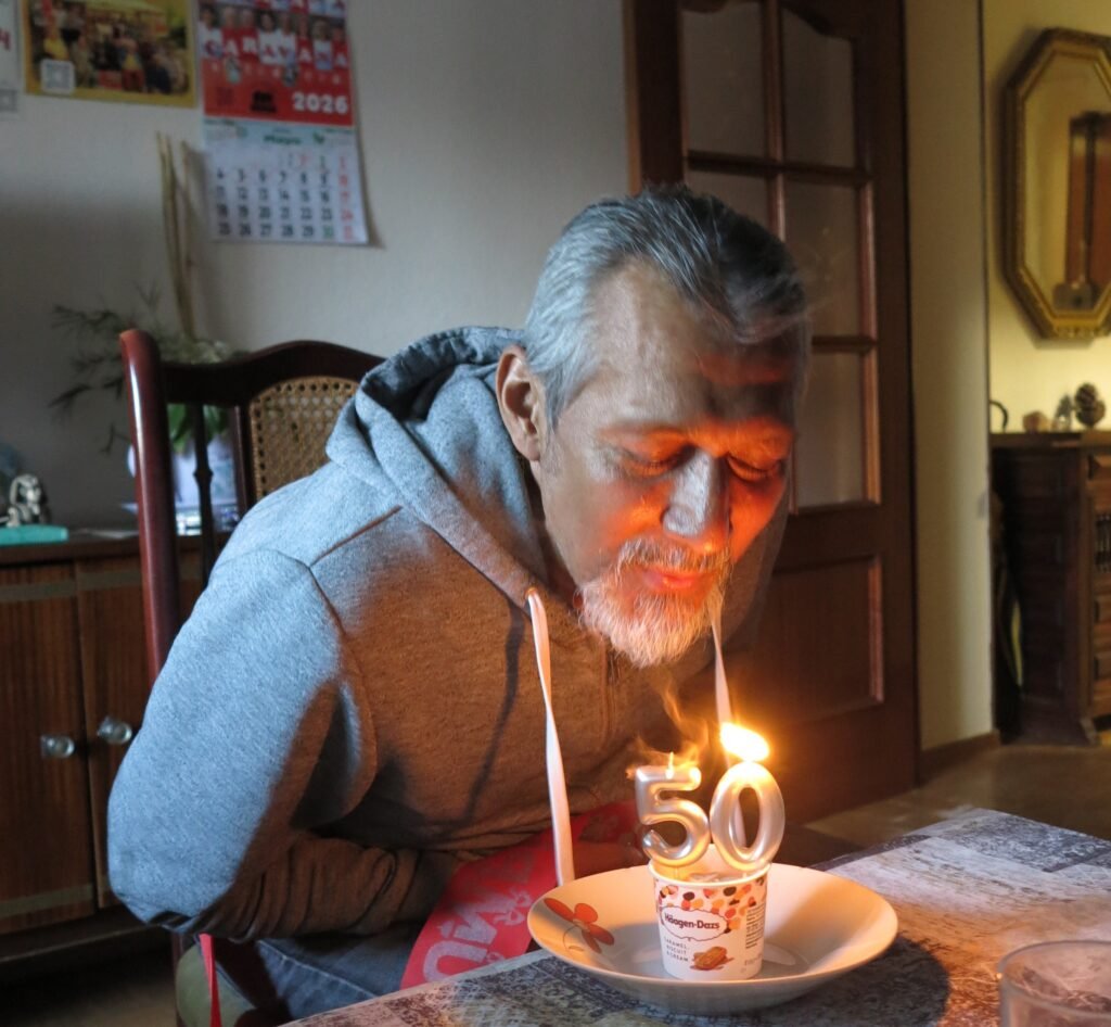 Eduardo sopla las velas