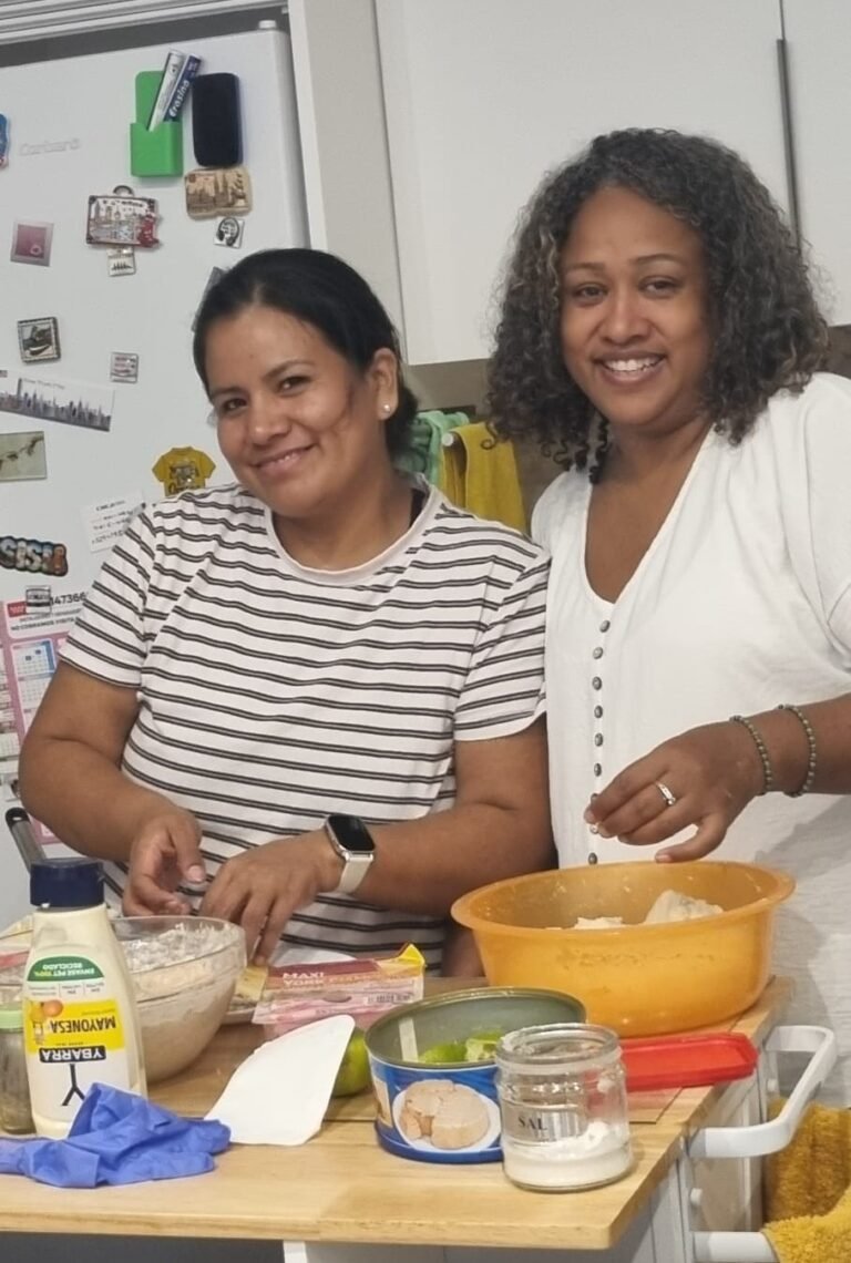 Anabel y Jennifer cocinando